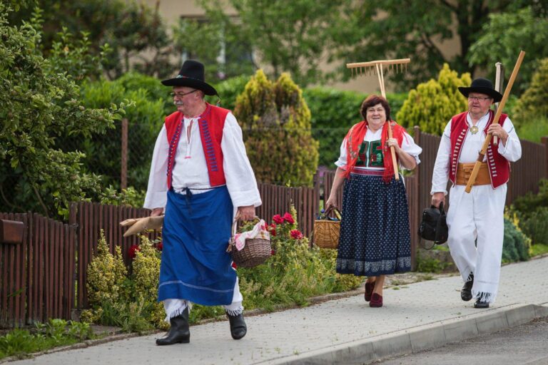 Nová tradice ve Velíkové na Zlínsku: Sekání louky kosou