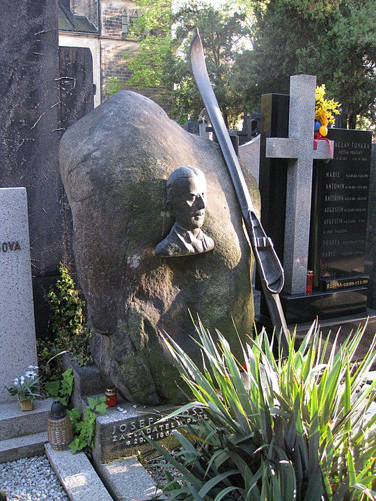 Poprvé v českých zemích byly lyže použité v Praze na Václavském náměstí 2 540px 066 Cementiri de Vyšehrad Josef Rössler Ořovský atleta