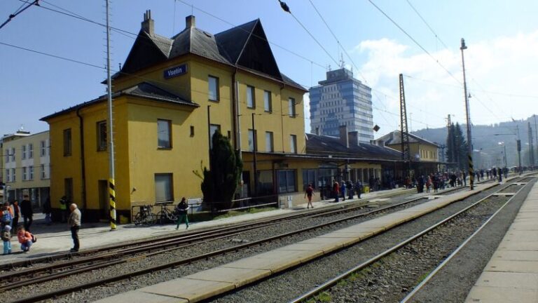 Ve Vsetíně 16. srpna proběhne demolice výpravní historické budovy na nádraží. Připravte se na změnu odbavování