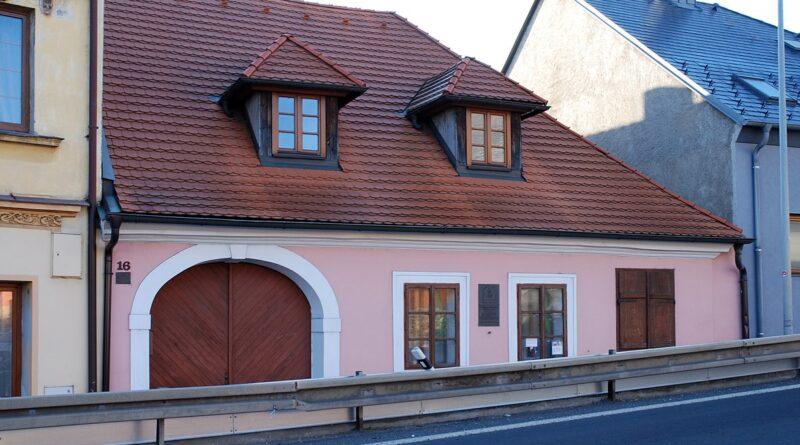 Nejstarší česká nadace slaví 120 let od svého vzniku. Nadání Josefa, Marie a Zdeňky Hlávkových přežilo nacismus i socialismus a doposud stále funguje 1 nadace Josefa Hlávky