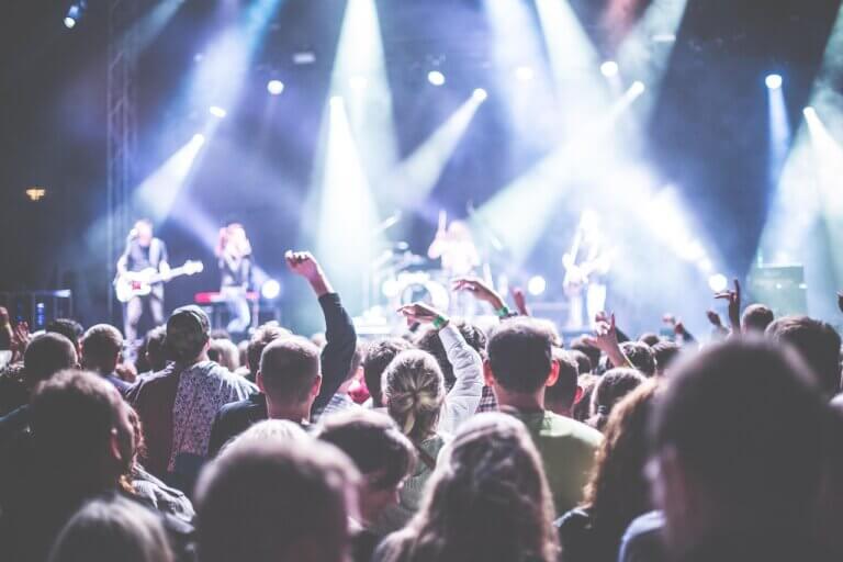 Lidé na rockovém festivalu