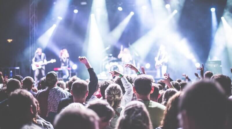 Lidé na rockovém festivalu